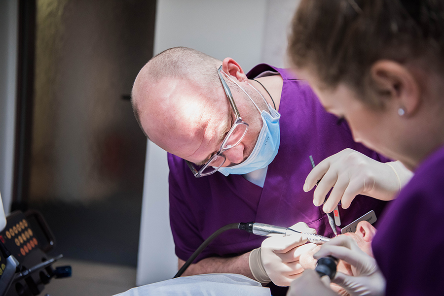 Zahnarzt Stefan Vogel bringt den Patienten ein Lächeln auf die Lippen