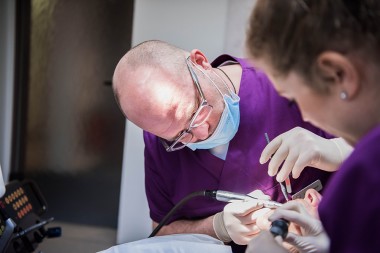 Zahnarzt Stefan Vogel bei der Arbeit in seiner neuen Praxis. Foto: privat